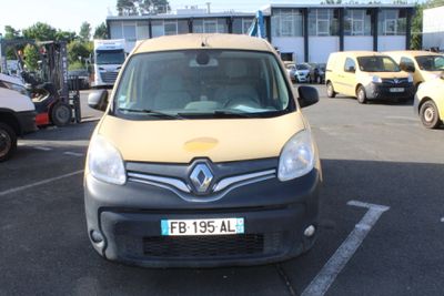 une camionnette jaune et noire garée sur un parking