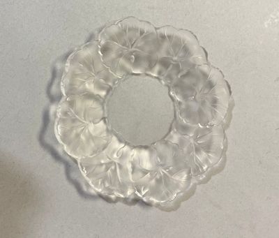 un objet en verre transparent orné d'un motif circulaire