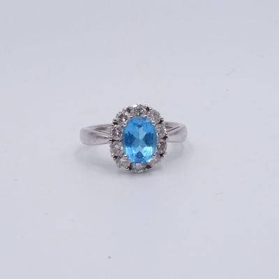 gros plan d'une bague avec une topaze bleue entourée de diamants
