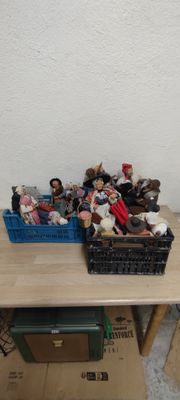 une petite table sur laquelle sont posés tout un tas de jouets