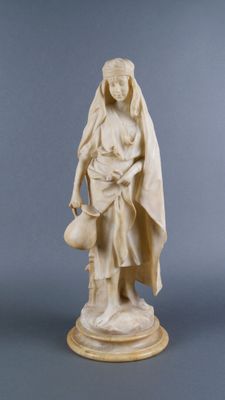 statue d'une femme tenant un seau et une marmite, posée sur un socle