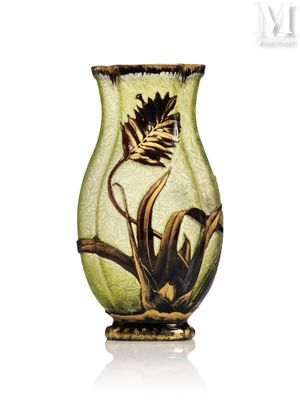 un vase vert orné d'une fleur, posé sur une table