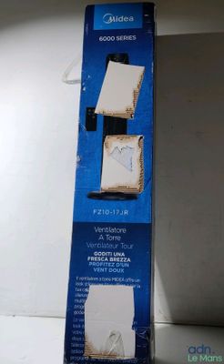 une boîte de nourriture posée sur un plan de travail