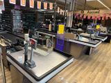 une caisse dans un magasin sur laquelle sont posés de nombreux articles