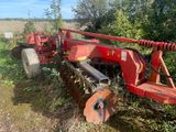 une photo d'un tracteur garé dans l'herbe