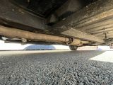 un gros plan du pot d'échappement d'une voiture posé par terre