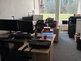 une salle où se trouvent de nombreux bureaux et ordinateurs