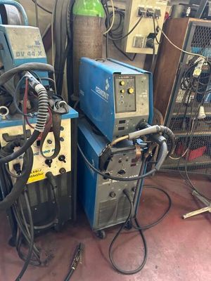 de nombreux types d'équipements de soudage dans un garage