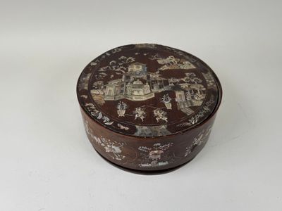une image représentant une boîte ronde sur laquelle figure l'illustration d'un château