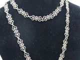 gros plan d'un collier sur un mannequin mannequin