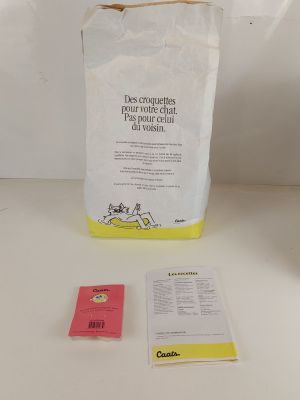 un sac de nourriture posé sur une table à côté d'un paquet de nourriture