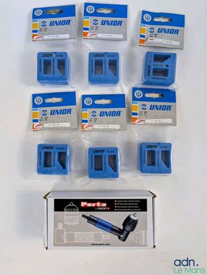 un gros plan sur un ensemble d'objets en plastique bleu posés sur une surface blanche