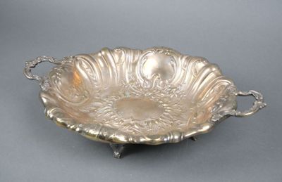 Coupe quadripode de forme ovale en métal argenté à décor cis…