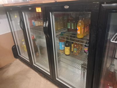 un réfrigérateur contenant plusieurs bouteilles d'alcool