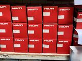 de nombreuses boîtes rouges empilées les unes sur les autres dans un magasin