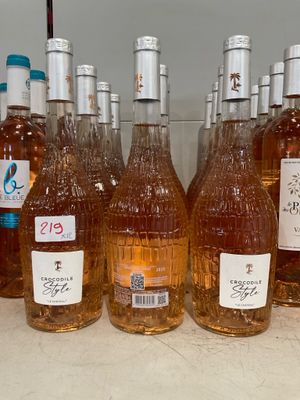 plusieurs bouteilles de vin sont alignées sur une étagère