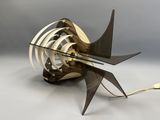 une sculpture représentant un oiseau perché sur une table