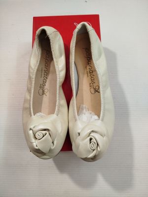 une paire de chaussures blanches ornées d'une fleur sur le côté