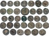 une collection de pièces de monnaie romaines antiques sur fond blanc