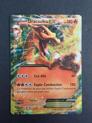gros plan d'une carte pokemon sur une table