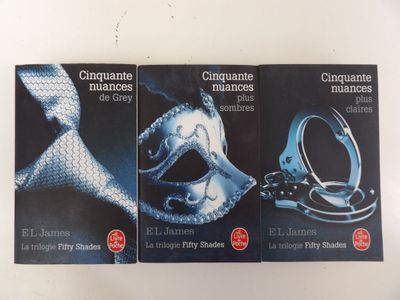 trois livres posés sur une table blanche, avec une paire de menottes et une paire de menottes