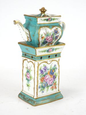 une théière bleue et blanche décorée de fleurs