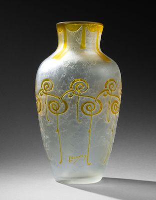 un vase jaune et blanc posé sur une table