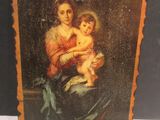 une photo d'un tableau représentant une femme tenant un bébé dans ses bras