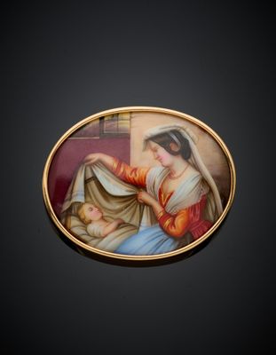 une photo ovale représentant une femme tenant un bébé contre sa poitrine