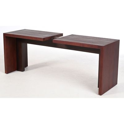 un banc en bois posé sur un sol blanc