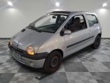 une petite voiture argentée garée dans une pièce