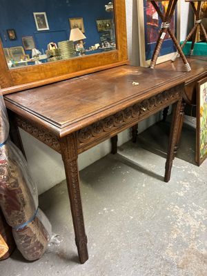 une table en bois sur laquelle se trouve un miroir