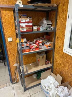 une étagère sur laquelle sont posés de nombreux objets dans une pièce
