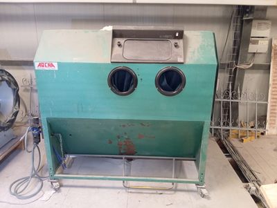 une machine posée sur une table dans une pièce