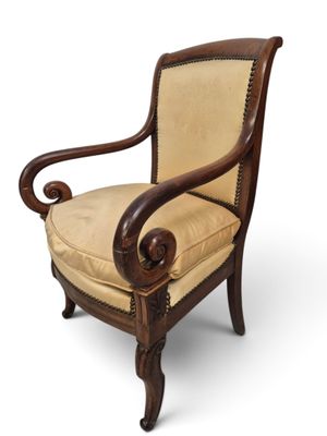 une chaise en bois avec une assise et des accoudoirs rembourrés de couleur beige