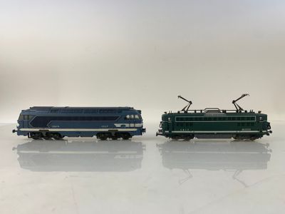 deux trains, l'un bleu et l'autre vert, placés côte à côte sur une surface blanche