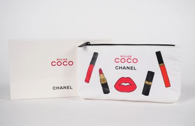 trousse de maquillage Chanel avec rouge à lèvres et étui à rouge à lèvres