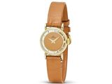 gros plan d'une montre-bracelet avec un bracelet en cuir marron