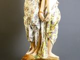 une statue représentant deux femmes debout sur un socle