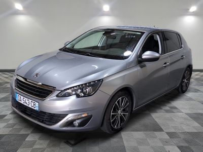 la voiture argentée est garée sur un sol en damier dans le garage