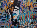 tableau représentant un homme tenant une menorah sur laquelle sont disposées des bougies