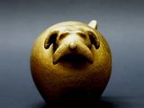 une figurine en or représentant un chien sur fond noir