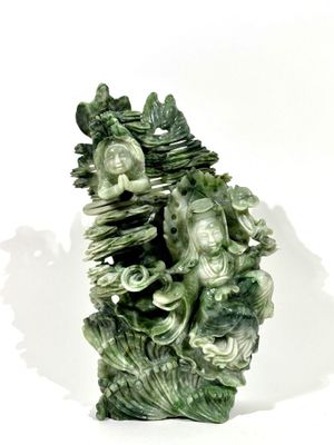 CHINE Groupe en jade sculpté représentant un personnage fémi…