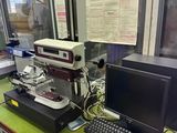 un bureau sur lequel se trouvent un ordinateur, un clavier et un écran