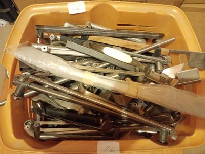 de nombreux outils dans un bac jaune posé sur la table