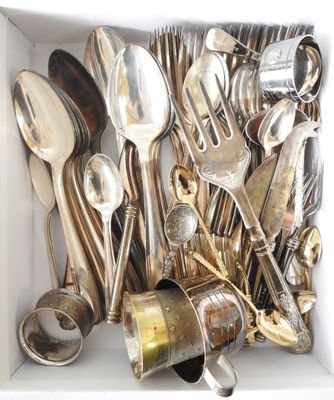 une boîte blanche remplie de cuillères en argent et de cuillères