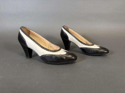 Hermès. Paire d'escarpins en cuir bicolore noir et blanc à b…