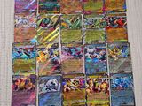 une pile de cartes pokemon posée sur une table