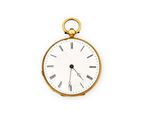 une image d'une montre de poche en or avec des chiffres romains sur le cadran