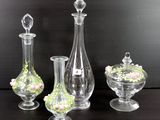 trois vases en verre contenant des fleurs, posés sur une table